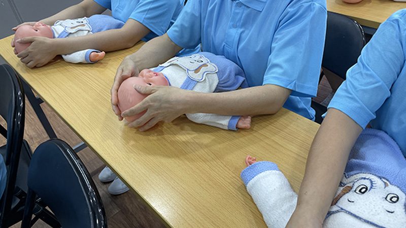 月嫂服务费用通常由以下几个部分构成：